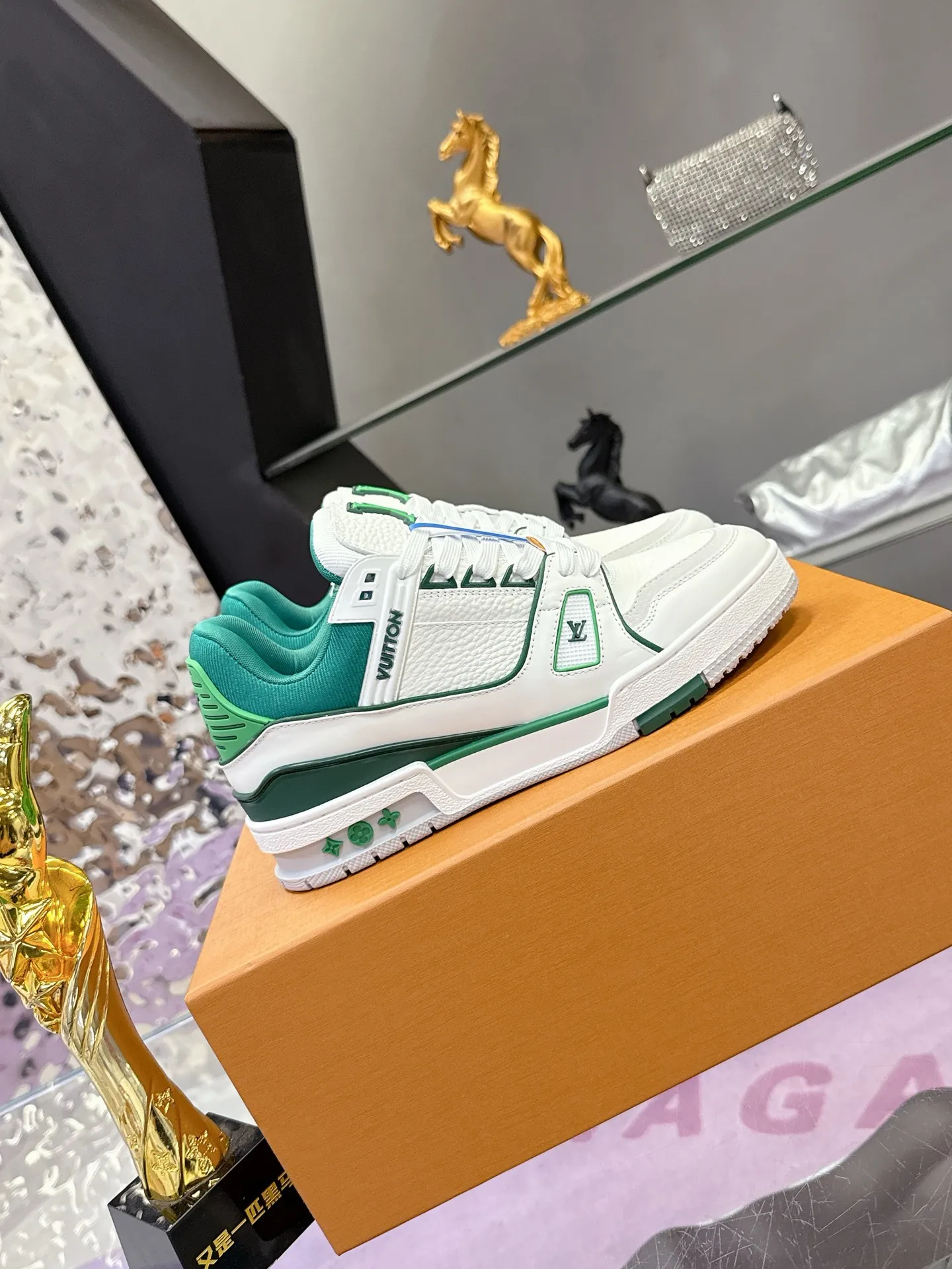 Factory price: 760💰 (latest color) This LV Trainer sneaker is made of grained cow leather, and uses vibrant colors to pay tribute to Virgil Abloh’s original classic inspired by retro basketball shoes. The upper is embellished with rubber LV letters and Vuitton logo, and the outsole is decorated with Monogram flowers. Exquisite packaging at the delivery counter🛍📦 ▪️Fabrics: Original customized first-layer cowhide ▪️Inner lining: Original customized breathable mesh lining ▪️Outsole: Original molded two-color TPU combination outsole ▪️Sole thickness: 3CM ▪️Size: Women's 35-40 Men's 38-46